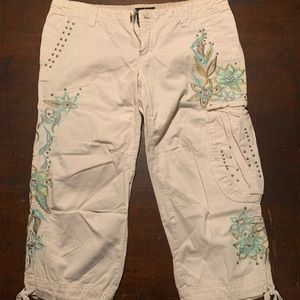 Venus capris with pockets… embroidery flowers, size 6